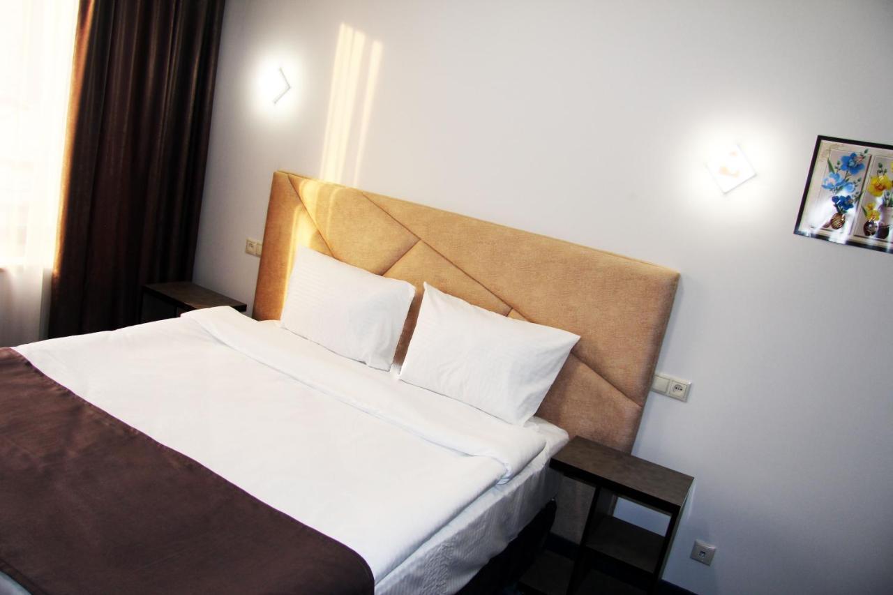 Nice Hotel Yerevan Bagian luar foto