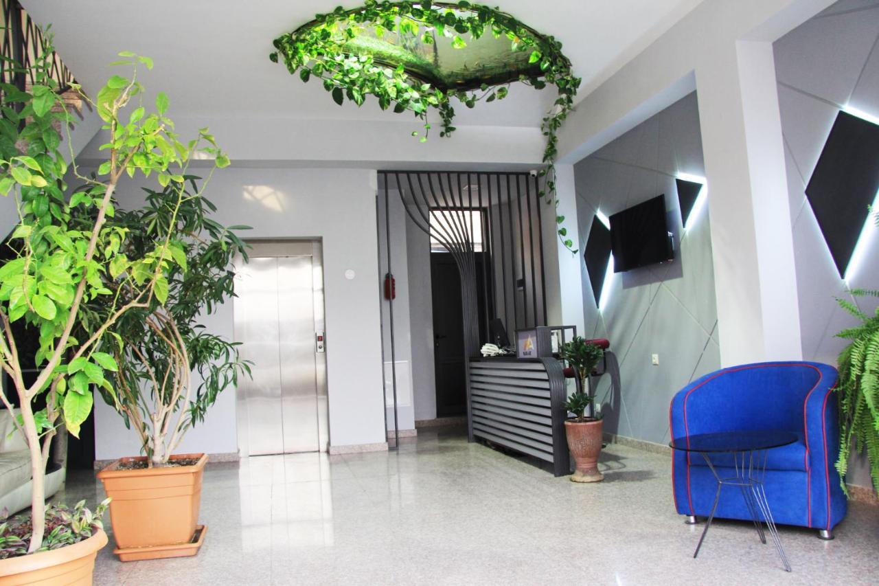 Nice Hotel Yerevan Bagian luar foto