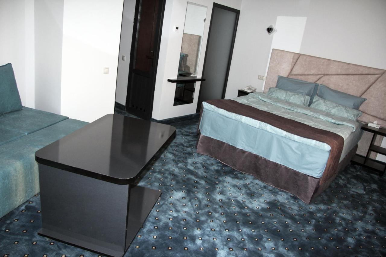 Nice Hotel Yerevan Bagian luar foto