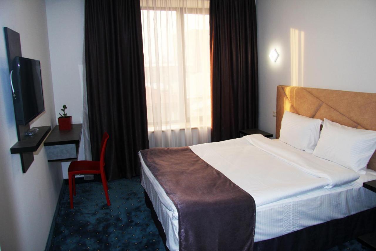 Nice Hotel Yerevan Bagian luar foto
