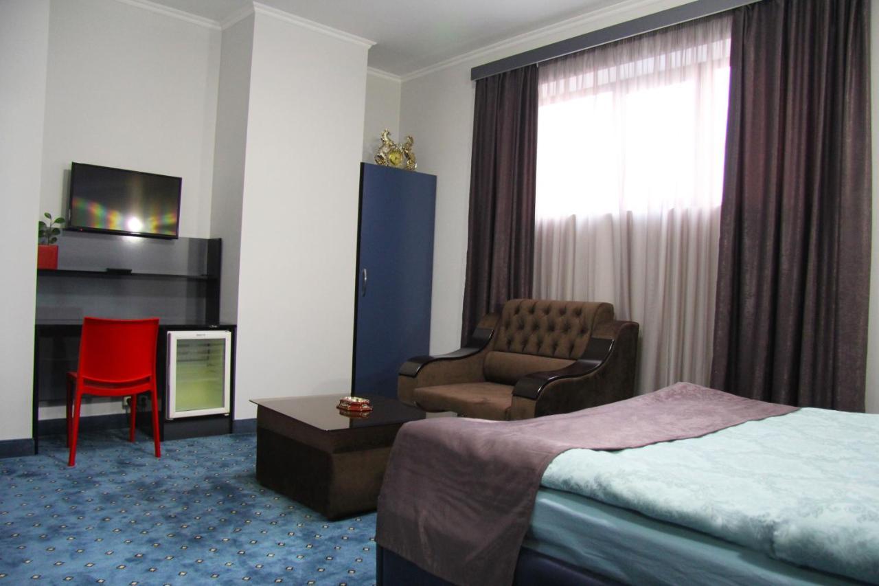 Nice Hotel Yerevan Bagian luar foto
