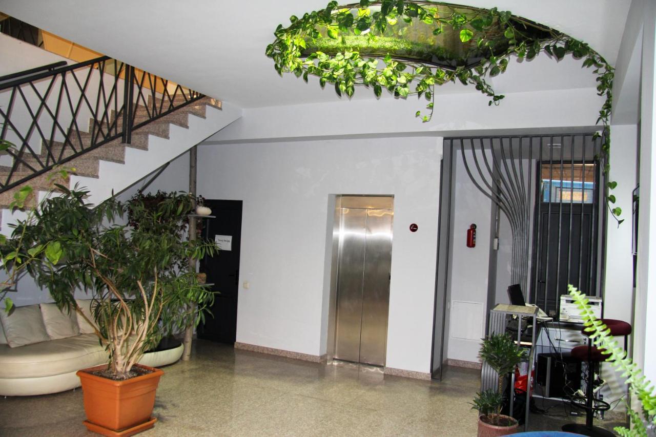 Nice Hotel Yerevan Bagian luar foto