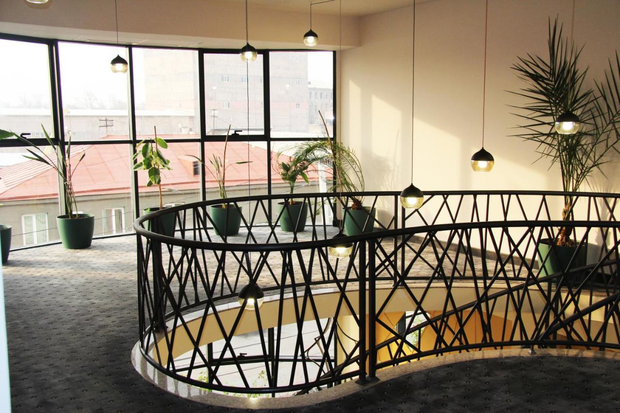 Nice Hotel Yerevan Bagian luar foto